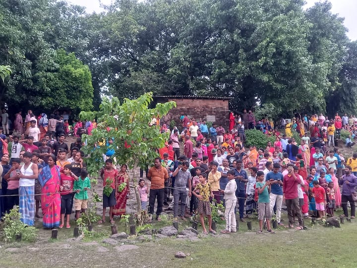বিশেষজ্ঞদের সূত্রের খবর, জোয়ার এলে কাজ শুরু হবে, মধ্যরাত নাগাদ জোয়ার সবচেয়ে বেশি থাকবে, সেই সময়েই জাহাজটিকে ফের ভাসানোর চেষ্টা করা হচ্ছে। ওই জাহাজে ৩৩৮টি কন্টেইনার রয়েছে। জাহাজে একজন মাস্টার এবং কুড়িজন কর্মী রয়েছেন। সবাই সুস্থ রয়েছেন।