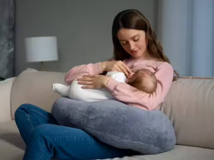 बाळासाठी स्तनपान इतके महत्त्वाचे का आहे? याचा बाळा आणि आई दोघांच्याही आरोग्यावर कसा परिणाम होतो ते जाणून घेऊया.