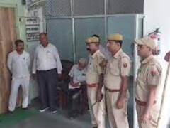 भीलवाड़ा में कलेक्टर-तहसीलदार की गाड़ी और कुर्सी कुर्क करने पहुंचे अधिकारी, जानें- क्या है पूरा मामला