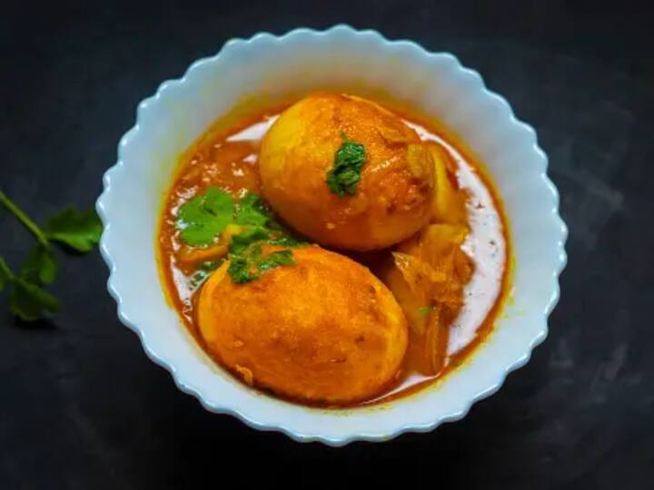 அதன் பின்பு ஒரு பாத்திரத்தில் தண்ணீரை ஊற்றி முட்டையை அரை பதமாக வேகவைத்து, முட்டையின் ஓடுகளை நீக்கி வைக்கவும். பின் ஒரு வாணலியை அடுப்பில் வைத்து எண்ணெய் ஊற்றி எண்ணெய் காய்ந்ததும், கடுகு, சீரகம், உளுத்தம் பருப்பு, கடலை பருப்பு சேர்த்து தாளிக்க வேண்டும்.