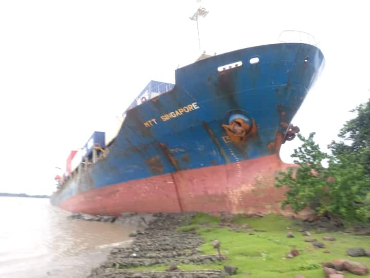 এখন ভাঁটা চলছে ফলে কোনওভাবেই সেখান থেকে জাহাজ সরানো যাবে না বলে জানাচ্ছেন বিশেষজ্ঞরা। জাহাজটিকে ঘটনাস্থল থেকে সরানোর জন্য কলকাতা বন্দর এবং হলদিয়া বন্দর থেকে দুটি বিশেষজ্ঞ টিম পাঠানো হয়েছে। তারা যুদ্ধকালীন তৎপরতায় কাজ শুরু করতে চলেছে।