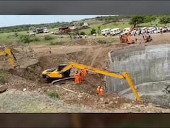 Indapur Well Accident : काम सुरु असताना अचानक माती विहिरीत कोसळली, चार कामगार ढिगाऱ्याखाली अडकले