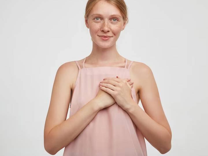 यह जानना जारूरी है कि फाइब्रोसिस्टिक ब्रेस्ट कोई बीमारी या एक प्रकार का स्तन कैंसर नहीं है. यह एक नॉन कैंसरस स्थिति है. यह स्थिति है जो इसका अनुभव करने वाली प्रत्येक महिला में अलग-अलग तरह से लक्षण दिखती है. हालांकि, सामान्य तौर पर, यह महिला के पीरियड्स साइकल के नैचुरल के कारण शरीर में होने वाले हार्मोनल चेंजेज के कारण होता है. चूंकि पूरे साइकल में हार्मोन के स्तर में उतार-चढ़ाव होता है, इससे स्तनों में सूजन और कोमलता हो सकती है और साथ ही गांठ या सिस्ट भी होने लगते हैं.