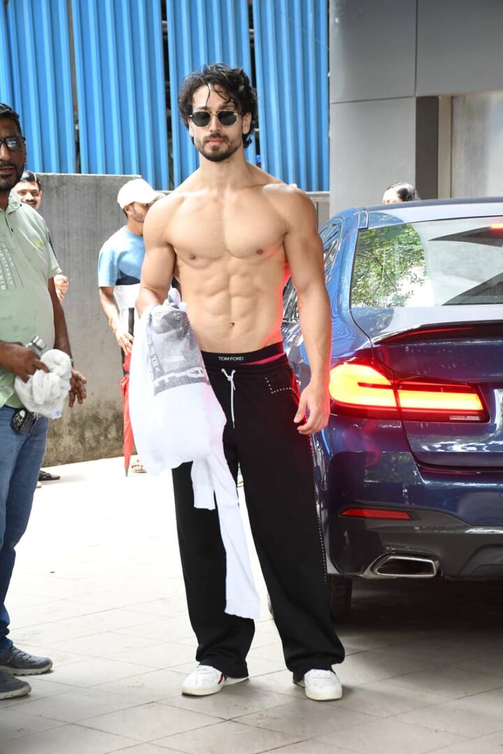 టైగర్ ష్రాఫ్ ముంబైలో ఫొటోగ్రాఫర్ల కంట పడ్డారు.