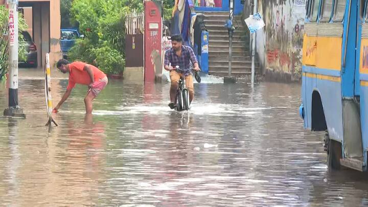আর তার জেরেই শহরের উত্তর - দক্ষিণের বিভিন্ন অঞ্চল ভাসল জলে। এক রাতের টানা বৃষ্টিতে কোথাও গোড়ালি ডোবানো জল, কোথাও আবার জল জমেছে হাঁটির নিচ পর্যন্ত !