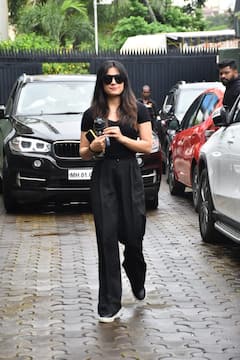 క్యాజువల్ డ్రస్‌లో ‘శ్రీవల్లి’ కిర్రాక్ లుక్స్ - రష్మిక లేటెస్ట్ ఫొటోలు చూశారా?