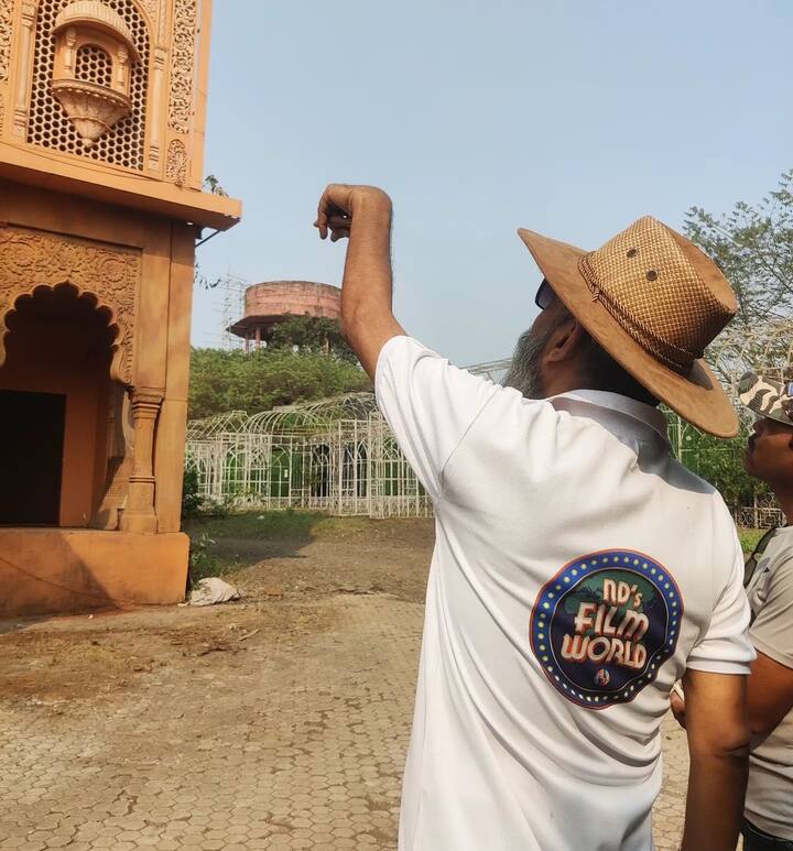 'कुछ देर आराम करने के बाद वो बोले कि उन्हें कुछ काम है और दूसरे फ्लोर पर चले गए...वहां जाकर उन्होंने खुदखुशी कर ली.वो आर्थिक रूप से परेशान थे. लेकिन उन्होंने कभी हम लोगों को बताया नहीं कि उन्होंने अपना पोवाई ऑफिस बेच दिया है.'