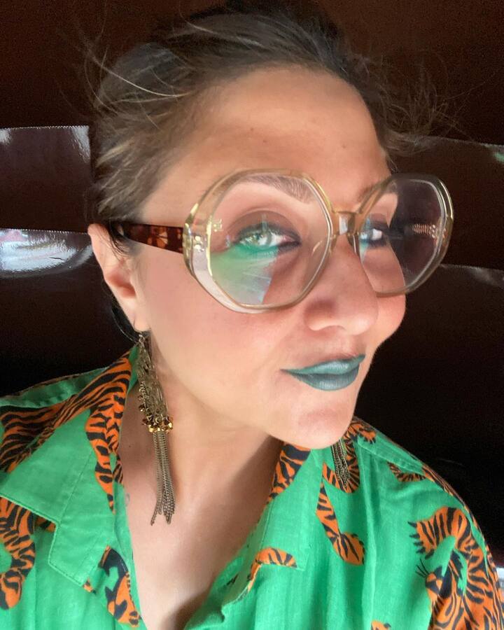 ক্য়াপশনে অভিনেত্রী লেখেন, অ্য়াপ ক্য়াব কখোনই ঠিকমত পাওয়া যায় না, তাই তিনি অটোতে চড়তেই ভালবাসেন।