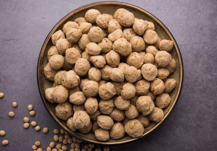 सोयाबीन प्रोटीन का बहुत ही शानदार स्रोत है. प्रोटीन के अलावा इन में खनिज, विटामिन बी कॉन्प्लेक्स और विटामिन ए जैसे पोषक तत्व पाए जाते हैं. इसलिए बॉडी बनाने वाले लोगों को इसका सेवन जरूर करना चाहिए. यह सस्ता उपाय है जो हर किसी के बजट में फिट बैठता है.