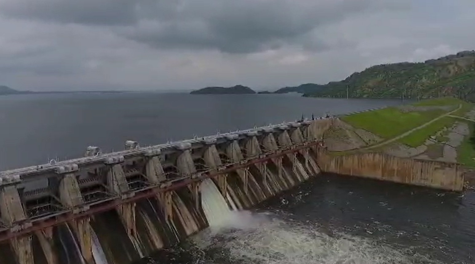 DHAROI DAM: ધરોઇ ડેમનો આકાશી નજારો, એક ગેટ ખોલીને સાબમતીમાં છોડાયું પાણી, જુઓ તસવીરો....