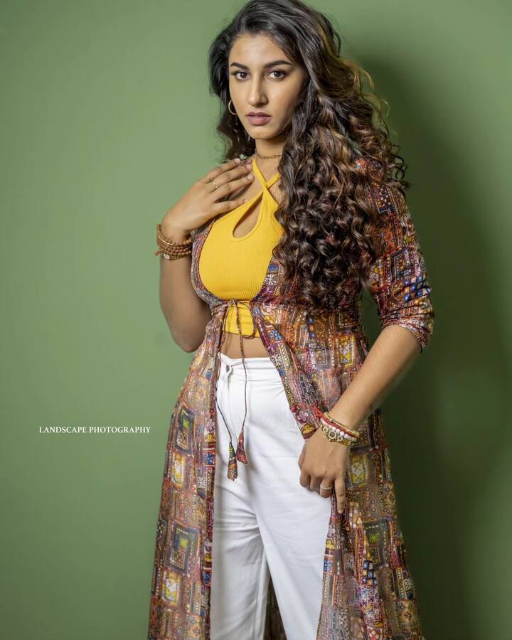 విష్ణు ప్రియ లేటెస్ట్ ఫోటోలను ఇక్కడ చూడండి.