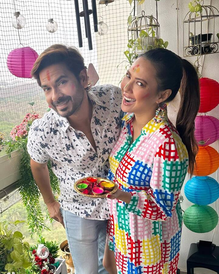 તાજેતરની તસવીરોમાં, અભિનેત્રી રોશેલ રાવ તેના પતિ કીથ  સાથે ગુલાબી બિકીનીમાં તેના બેબી બમ્પને ફ્લોન્ટ કરતી જોવા મળી હતી.