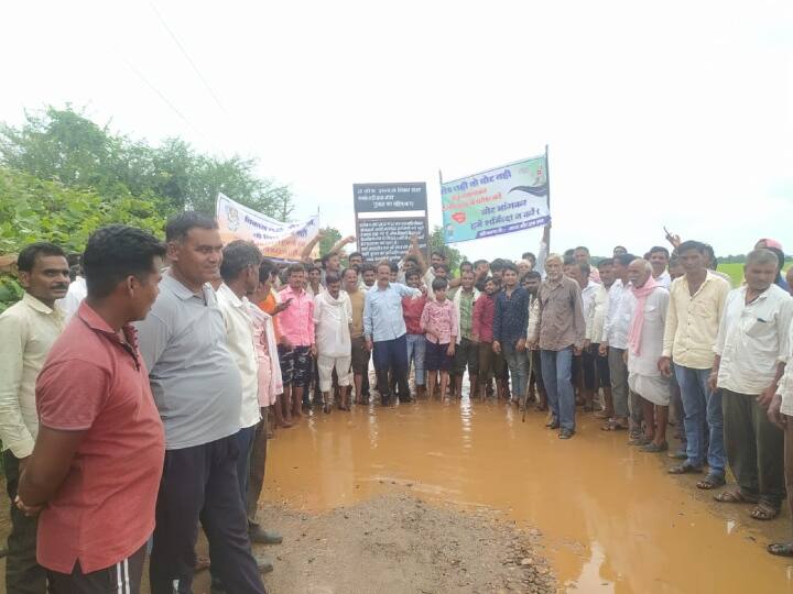 MP News Kamal Patel district Harda villagers protested against non construction of road ann MP News: कृषि मंत्री के गृह जिले में सड़क नहीं बनने से ग्रामीण नाराज, प्रदर्शन करते हुए दी ये चेतावनी