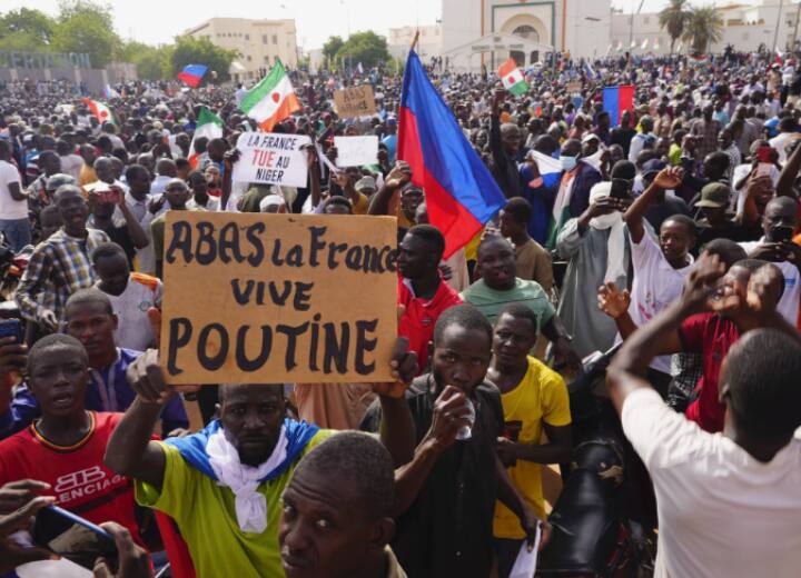 Niger: नाइजर से अपने नागरिकों को निकाल रहा है फ्रांस, इन देशों की धमकियों के बाद बढ़ गया है खतरा Niger situation tense after military coup France started evacuating its citizens Niger: नाइजर से अपने नागरिकों को निकाल रहा है फ्रांस, इन देशों की धमकियों के बाद बढ़ गया है खतरा
