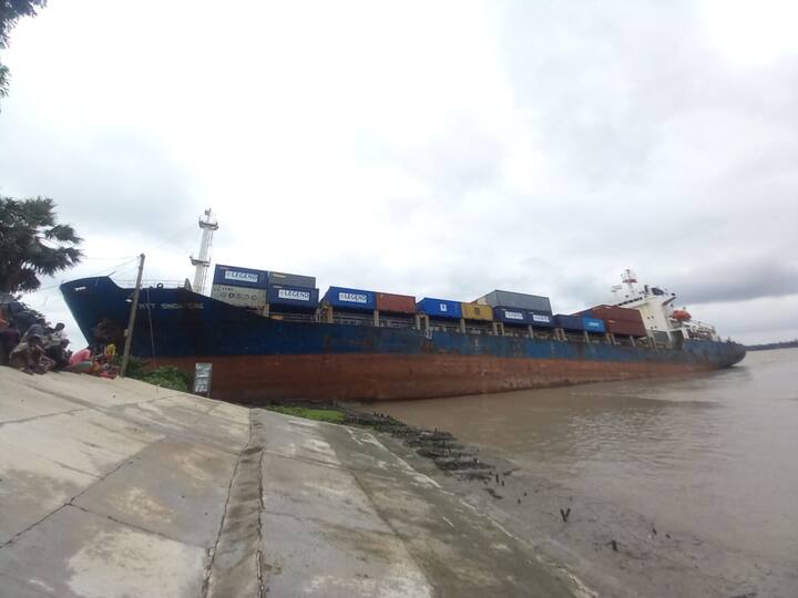 কলকাতা বন্দরের সিনিয়র জনসংযোগ আধিকারিক সঞ্জয় মুখোপাধ্যায় জানিয়েছেন, যান্ত্রিক ত্রুটির কারণে এই দুর্ঘটনা ঘটেছে। স্টিয়ারিং আটকে যাওয়ার কারণেই এমন দুর্ঘটনা ঘটেছে বলে জানানো হয়েছে।