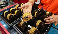 Gold Price Today : মাসের শুরুতেই ঘরে তুলুন সোনা, দেখে নিন বাংলার বাজারে আজ কত হল সোনার দাম