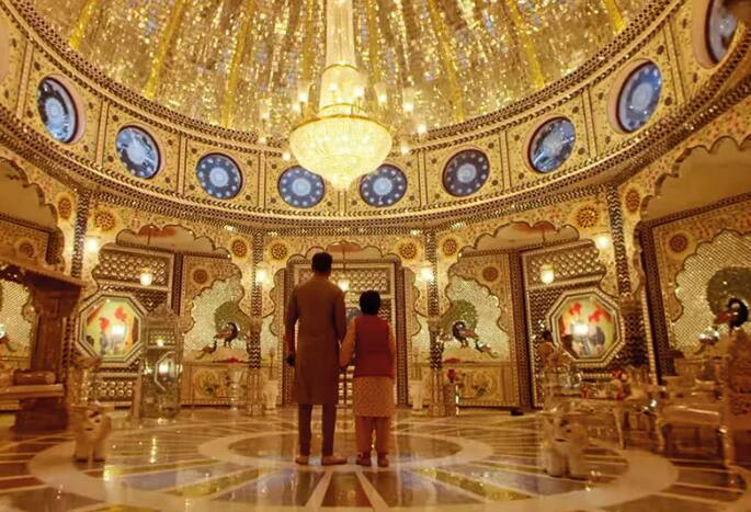 आश्चर्याची बाब म्हणजे, नितीन देसाईंनी स्व:कष्टाने आणि मेहनतीने उभारलेल्या एनडी फिल्म स्टुडिओमध्येच त्यांनी आत्महत्या केली. देसाईंना आर्थिक चणचण भासत असल्याने त्यांनी हे टोकाचं पाऊल उचलल्याचं बोललं जात आहे.