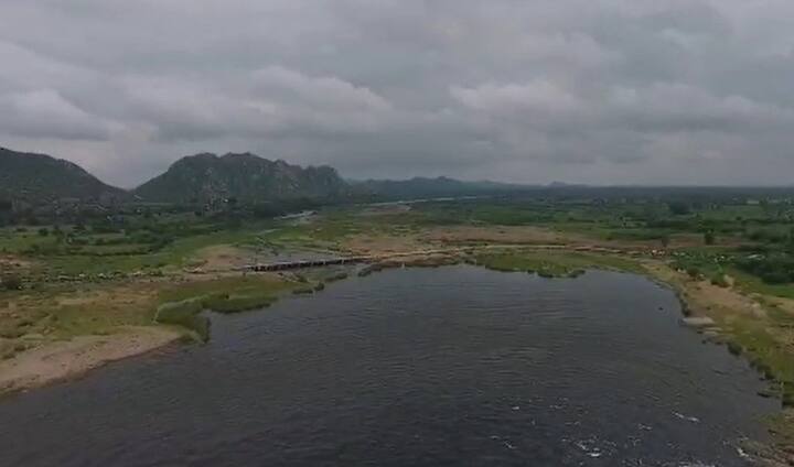 આ બધાની વચ્ચે ધરોઇ ડેમનો આકાશી નજારો સામે આવ્યો છે. હાલમાં ધરોઇ ડેમ 90 ટકા ભરાઇ ભરાઇ ગયો છે અને ત્યાં અદભુત નજારો સર્જાયો છે.