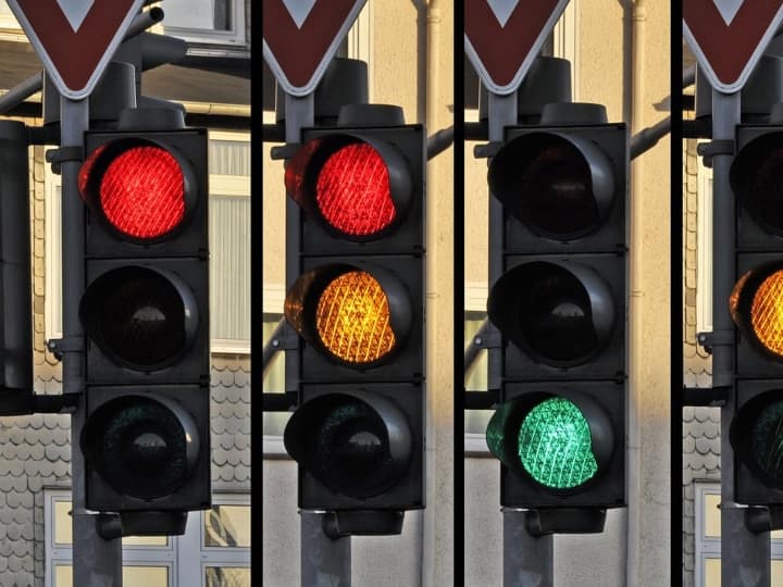 who invented the traffic signal light know the history of it सड़कों के लिए नहीं हुआ था ट्रैफिक सिग्नल का आविष्कार, पहले ये होता था इनका काम