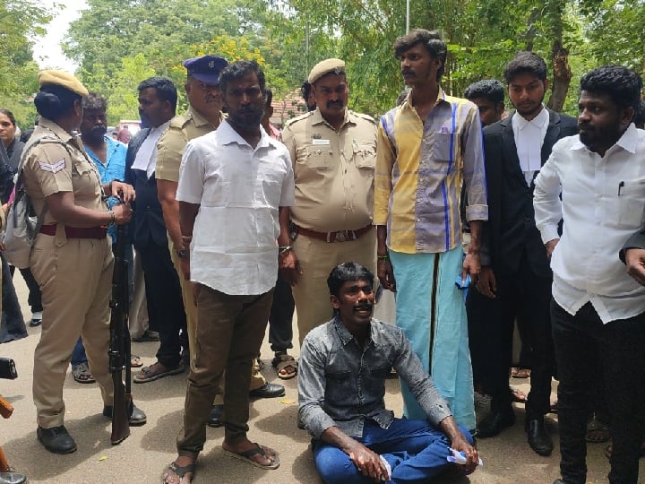 சேலம் சிறையில் நிர்வாணப்படுத்தி கொடுமை?; கைதிகள் நீதிமன்றத்தில் தர்ணா Salem Jail prisoners staged a dharna at the court, alleging that the officers were beating and harassing the prisoners by stripping them naked TNN சேலம் சிறையில் நிர்வாணப்படுத்தி கொடுமை?; கைதிகள் நீதிமன்றத்தில் தர்ணா