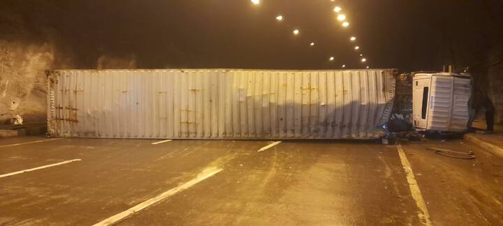 मुंबईकडे येणारी वाहतून दीड तास ठप्प होती.