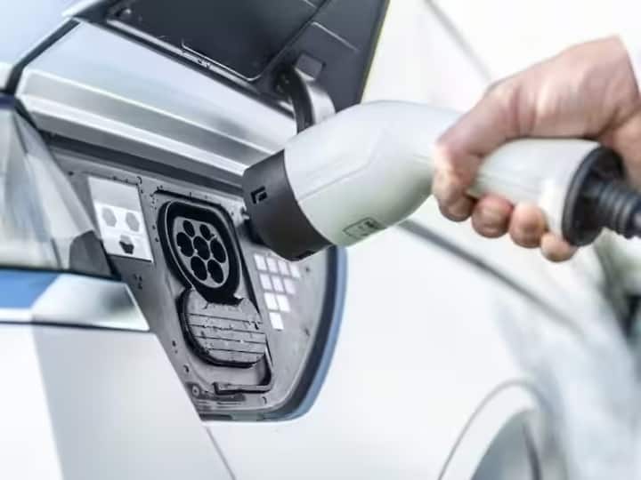 EV startup exponent energy unveiled its fast charging technology that can charge a vehicle in 15 minutes only EVs Rapid Charging: इस कंपनी ने पेश कर दिया खास टेक्नोलॉजी वाला चार्जर, केवल 15 मिनट्स में चार्ज हो जाएगी ईवी