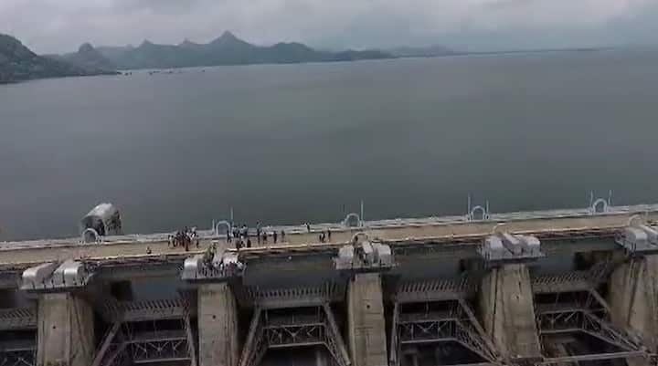 આ બધાની વચ્ચે મહેસાણા નજીક આવેલો ધરોઇ ડેમ ફૂલ થઇ ગયો છે, ધરોઇ ડેમમાંથી પાણીને સાબમતી નદીમાં છોડવામાં આવી રહ્યો છે.