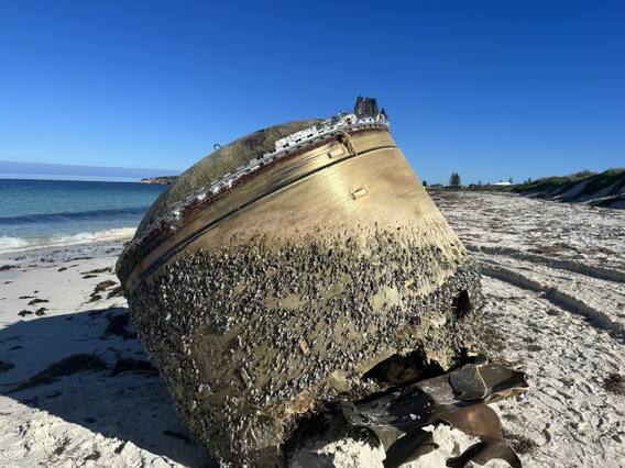 ISRO Debris in Australia: अंतरिक्ष से समुद्र तट पर आया रहस्यमयी सिलेंडर का भारत से क्या है कनेक्शन? जानें पूरी बात ISRO Debris in Australia: अंतरिक्ष से समुद्र तट पर आया रहस्यमयी सिलेंडर का भारत से क्या है कनेक्शन? जानें पूरी बात