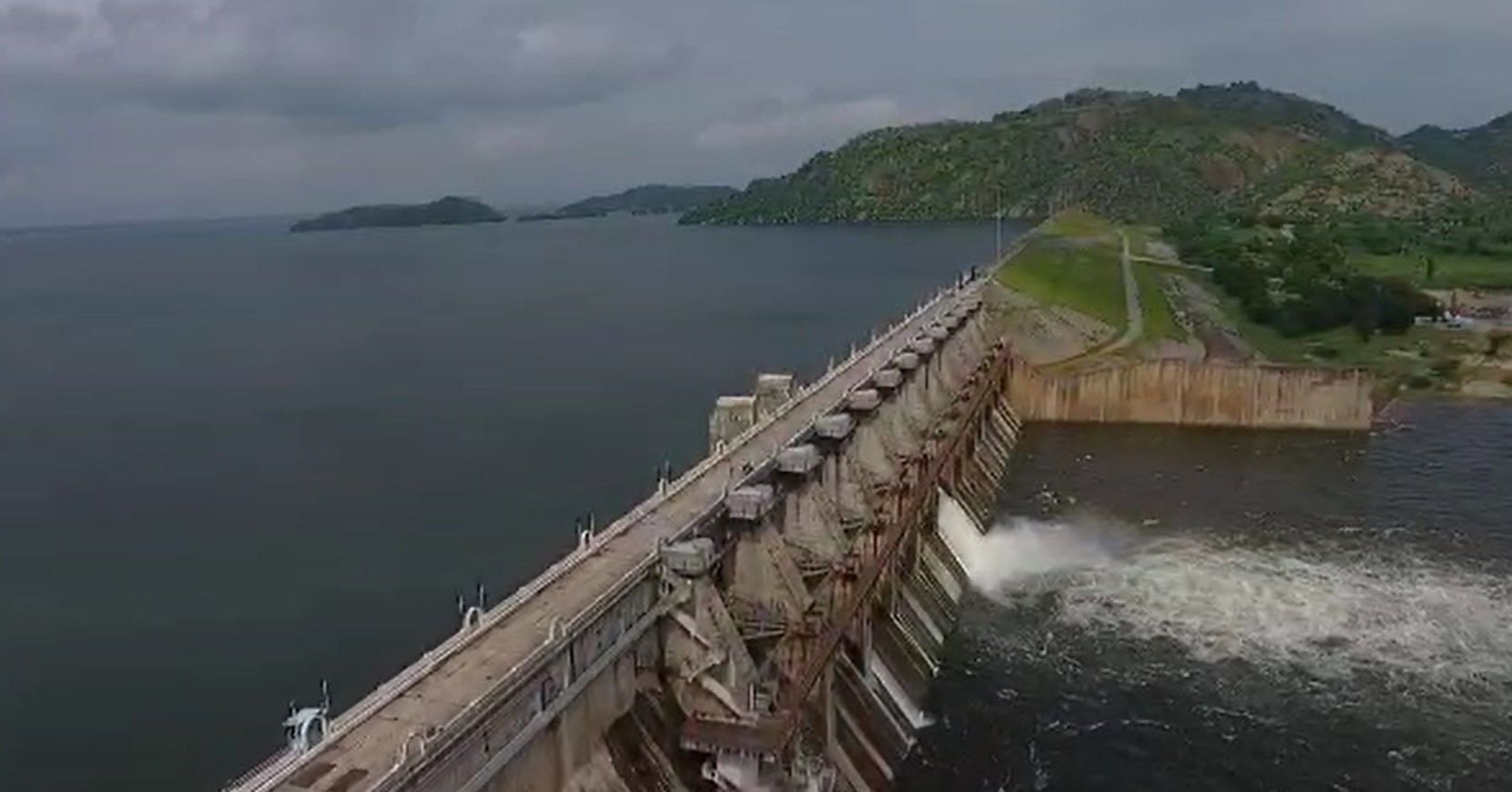 DHAROI DAM: ધરોઇ ડેમનો આકાશી નજારો, એક ગેટ ખોલીને સાબમતીમાં છોડાયું પાણી, જુઓ તસવીરો....