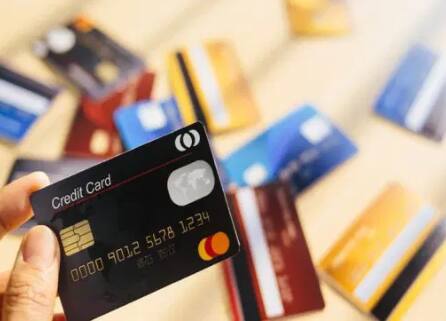 ਸੰਪਰਕ ਰਹਿਤ ਕਾਰਡ ਲੈਣ-ਦੇਣ ਦੀ ਸੀਮਾ : RBI ਨੇ ਕਾਰਡ ਧਾਰਕਾਂ ਨੂੰ ਇੱਕ ਹੋਰ ਸਹੂਲਤ ਦਿੰਦੇ ਹੋਏ ਸੰਪਰਕ ਰਹਿਤ ਕਾਰਡ ਲੈਣ-ਦੇਣ ਦੀ ਸੀਮਾ ਵਿੱਚ ਸੋਧ ਕੀਤੀ ਹੈ। ਕਾਰਡਧਾਰਕ ਪਿੰਨ ਦਰਜ ਕੀਤੇ ਬਿਨਾਂ ਪ੍ਰਤੀ ਟ੍ਰਾਂਜੈਕਸ਼ਨ 5000 ਰੁਪਏ ਤੱਕ ਸੰਪਰਕ ਰਹਿਤ ਭੁਗਤਾਨ ਕਰ ਸਕਦਾ ਹੈ। ਇਸ ਬਦਲਾਅ ਜ਼ਰੀਏ, ਆਰਬੀਆਈ ਛੋਟੇ ਲੈਣ-ਦੇਣ ਲਈ ਡਿਜੀਟਲ ਭੁਗਤਾਨ ਨੂੰ ਵਧਾਉਣ ਤੇ ਉਨ੍ਹਾਂ ਨੂੰ ਆਸਾਨ ਬਣਾਉਣ ਦੀ ਕੋਸ਼ਿਸ਼ ਕਰ ਰਿਹਾ ਹੈ।