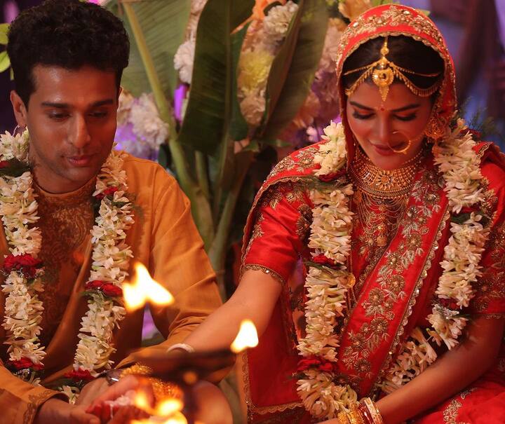প্রসঙ্গত, এই একই দিনে মুক্তি পাচ্ছে বিরসা দাশগুপ্ত পরিচালিত, দেব (Dev), রুক্মিণী মৈত্র (Rukmini Maitra) ও অম্বরীশ ভট্টাচার্য্য (Ambarish Bhattacharyya) অভিনীত ছবি 'ব্যোমকেশ ও দুর্গরহস্য' (Byomkesh and Durgo Rohosshyo)। এর আগে, দেব এই ছবির কথা বলতে গিয়ে বলেছিলেন, 'আমরা সবাই একটা ইন্ডাস্ট্রিতে কাজ করি। যদি 'চিনি ২' চলে তাহলেও আমার ছবির লাভ, যদি ব্যোমকেশ চলে তাহলেও চিনির লাভ।'