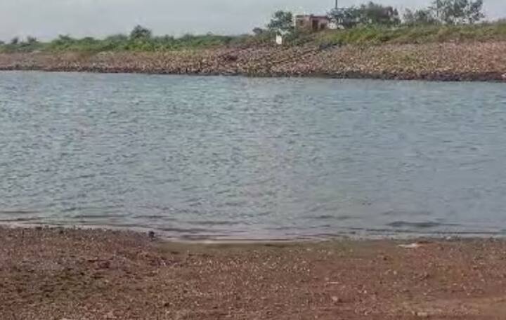 धरणांचा तालुका असलेल्या नांदगाव परिसरातील धरण तळ गाठू लागले आहे.