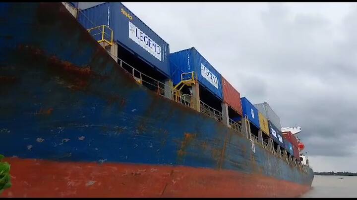 হাওড়ার পরিচিত পর্যটন কেন্দ্র গড়চুমুক। সেখানেই নদীপথ দিয়ে পণ্যবাহী জাহাজ যাতায়াত করে। এদিন ওই নদীপথ দিয়েই কলকাতার দিকে যাচ্ছিল একটি পণ্যবাহী জাহাজ। ঠিক তখনই উল্টোদিক থেকে আসছিল একটি জাহাজ। মুখোমুখি ২টি জাহাজ চলে আসায়, হলদিয়ামুখী জাহাজটিকে পাশ দিতে গিয়ে নিয়ন্ত্রণ হারিয়ে গড়চুমুক পর্যটন কেন্দ্রের নদীর চরে ধাক্কা মারে কলকাতার দিকে যাওয়া জাহাজটি।