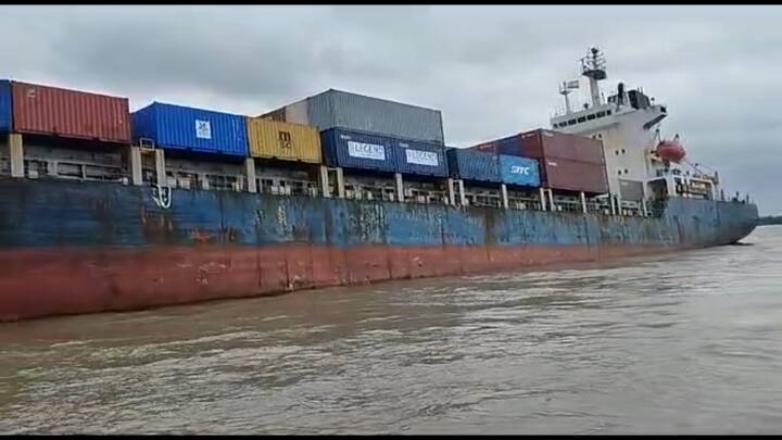 নদীর চরে আটকে পড়ে পণ্যবাহী জাহাজটি। এদিন সকাল ১১টা ২০ মিনিট নাগাদ এই ঘটনাটি ঘটে। তারপর থেকে সেখানেই আটকে পড়েছে জাহাজটি।