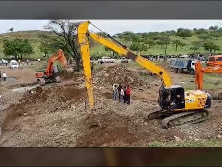 विहिरीच्या बाजूला त्यांच्या दुचाकी गावकऱ्यांना दिसून आल्या मात्र ते चार लोक सापडले नाहीत आणि त्यांना फोनही लागले नाहीत.