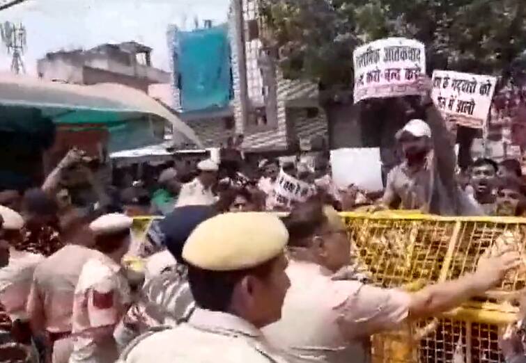 Haryana Nuh Violence Video Bajrang Dal, VHP Workers Try To Break Police Barricades During Protest In Delhi abp-live-english-news WATCH: Bajrang Dal, VHP Workers Try To Break Police Barricades During Protest In Delhi Over Nuh Violence