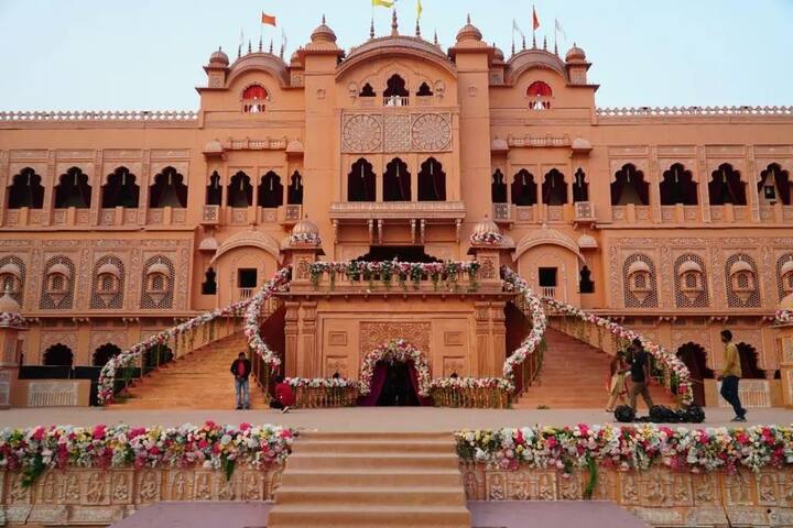 नितिन  देसाई की मौत के बाद से ही एनडी स्टूडियो की तस्वीरें सोशल मीडिया पर वायरल हो रही हैं जिनमें उनका भव्य सेट दिखाई दे रहा है.