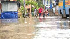 Kolkata Waterlogging : রাতভর টানা বৃষ্টিতে জল থইথই তিলোত্তমা, কোথায় কোথায় জমল জল?