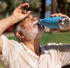 Drinking Water: ਸਾਵਧਾਨ! ਜ਼ਿਆਦਾ ਪਾਣੀ ਪੀਣ ਨਾਲ ਵੀ ਹੋ ਸਕਦੇ ਬਿਮਾਰ! ਜਾਣੋ ਦਿਨ 'ਚ ਕਿੰਨਾ ਪਾਣੀ ਪੀਣਾ ਰਹਿੰਦਾ ਸਹੀ