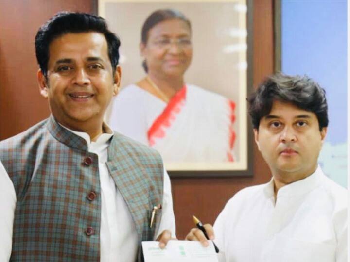 रवि किशन ने ज्योतिरादित्य सिंधिया से की मुलाकात, गोरखपुर से गोवा समेत इन जगहों पर डायरेक्ट फ्लाइट की उठाई मांग BJP MP Ravi Kishan Meets Jyotiraditya Scindia On Gorakhpur Jaipur Goa Direct Flight ANN रवि किशन ने ज्योतिरादित्य सिंधिया से की मुलाकात, गोरखपुर से गोवा समेत इन जगहों पर डायरेक्ट फ्लाइट की उठाई मांग