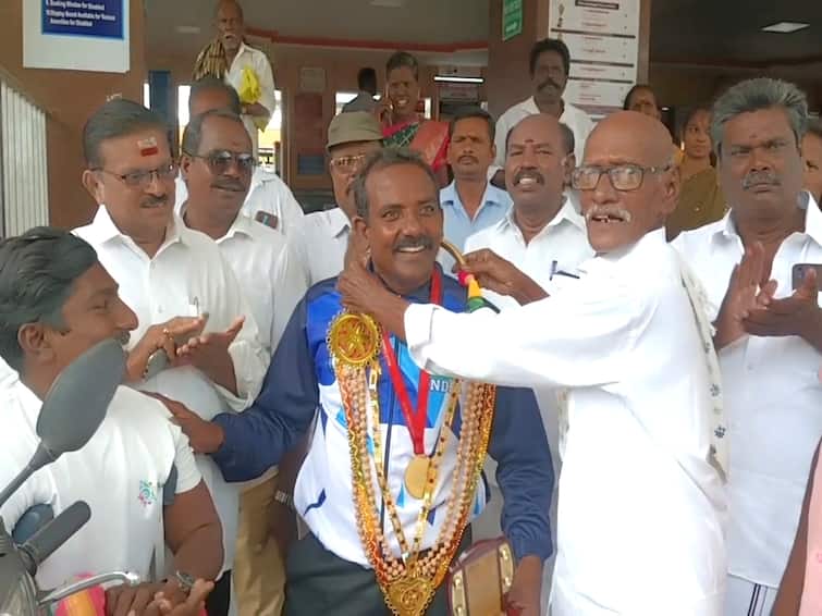 warm welcome for the player who won gold in Malaysia in Mayiladuthurai TNN பாரா எறிபந்து போட்டியில் தங்கம் வென்ற வீரர்; மயிலாடுதுறையில் உற்சாக வரவேற்பு
