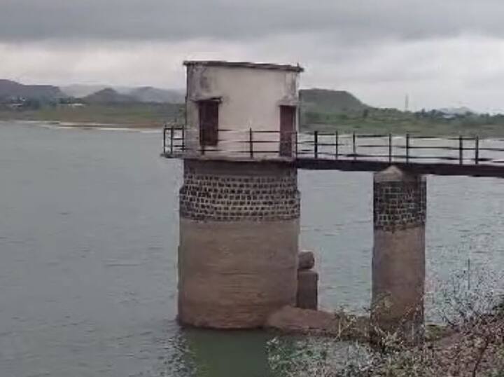 नाशिकच्या वाघदर्डी धरणाने गाठला तळ, मनमाड शहरातील नागरिक चिंतेत