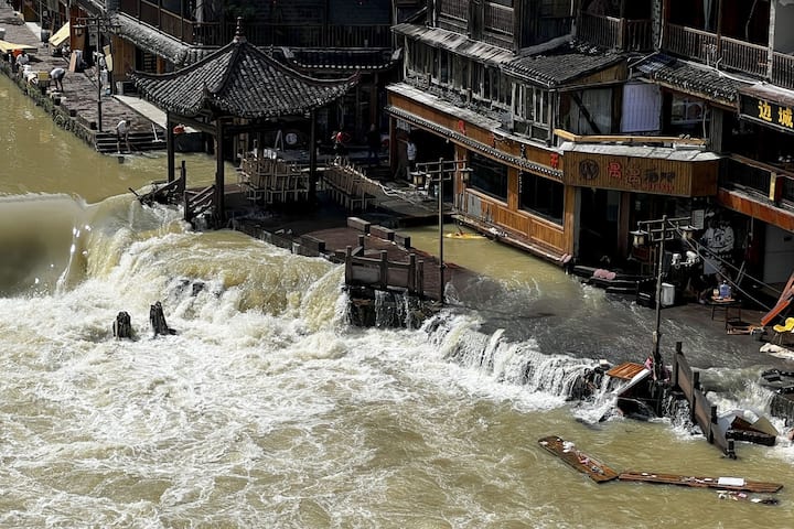 China Heavy Rain : चीनमध्ये भीषण पूरस्थिती निर्माण झाली असनू राजधानी बीजिंगमधील जनजीवन पूर्णपणे विस्कळीत झालं आहे. चीनमध्ये 140 वर्षांनंतर चीनमध्ये भीषण पूरस्थिती निर्माण झाली आहे.