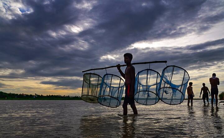 অতি গভীর নিম্নচাপের প্রভাবে গোটা দক্ষিণবঙ্গেই ভারী থেকে অতি ভারী বৃষ্টির সম্ভাবনা।