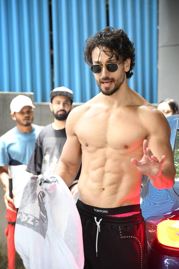 షర్ట్ లేకుండా సిక్స్‌ప్యాక్‌తో ఫొటోలకు పోజులు ఇచ్చారు.