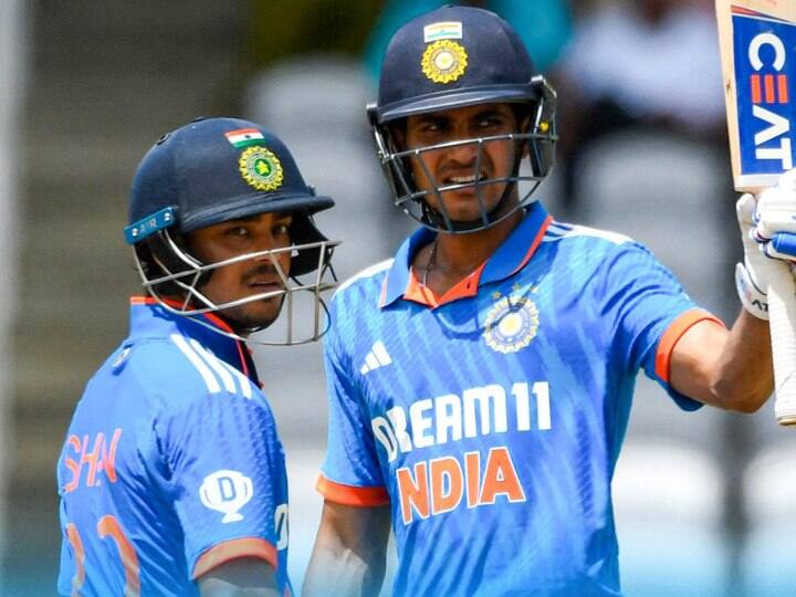 ईशान किशन ने 3 मैचों में 184 रन बनाए. इस दौरान उन्होंने 3 अर्धशतक लगाए. ईशान ने तीसरे वनडे में 77 रनों की शानदार पारी खेली. इससे पहले दूसरे वनडे में 55 रनों की अहम पारी खेली. उन्होंने वेस्टइंडीज के खिलाफ पहले वनडे में 52 रन बनाए. ईशान को 'प्लेयर ऑफ द सीरीज' चुना गया. ईशान को प्राइज मनी के तौर पर 1 हजार डॉलर दिए गए. अगर इसे भारतीय रुपए में देखें तो यह करीब 82 हजार रुपए होगा.