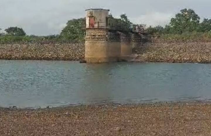 धरणांचा तालुका असलेल्या नांदगाव परिसरातील धरण तळ गाठू लागले आहे.
