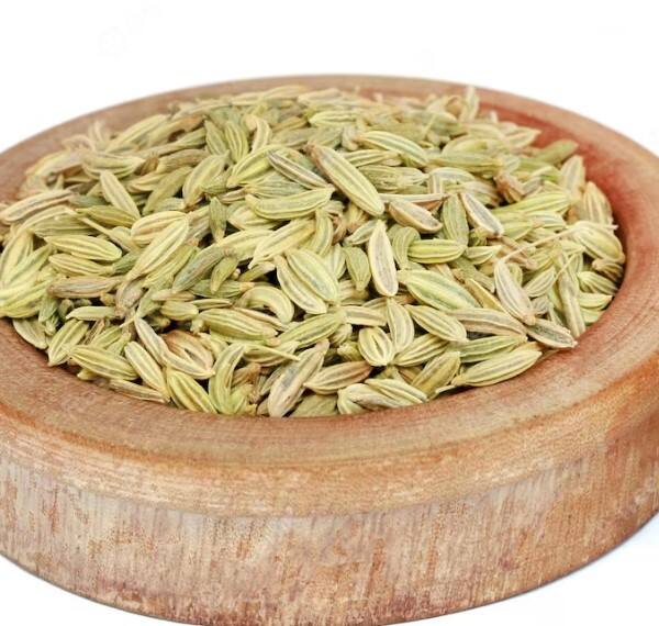 ਸੌਂਫ ਵਿੱਚ ਐਂਟੀਬੈਕਟੀਰੀਅਲ ਗੁਣ ਹੁੰਦਾ ਹੈ ਜੋ ਤੁਹਾਡੇ ਸਾਹ ਨੂੰ ਤਾਜ਼ਾ ਰੱਖਣ ਵਿੱਚ ਮਦਦ ਕਰਦਾ ਹੈ। ਮਿੱਠੀ ਸੌਂਫ ਲਾਰ ਦੇ ਪ੍ਰਵਾਹ ਨੂੰ ਵਧਾਉਂਦੀ ਹੈ ਜੋ ਹਾਨੀਕਾਰਕ ਬੈਕਟੀਰੀਆ ਨੂੰ ਮਾਰਨ ਵਿੱਚ ਮਦਦਗਾਰ ਹੈ।