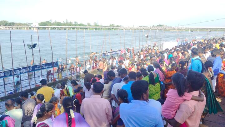 கடந்தாண்டு கொரோனா தொற்றின் காரணமாக பொதுமக்கள் தங்களது வீடுகளிலேயே ஆடிப்பெருக்கு விழாவினை கொண்டாடிய நிலையில் இந்த ஆண்டு மேட்டூர் அணை உரிய நேரத்தில் திறக்கப்பட்டதன் காரணமாக ஆறுகளில் குறைந்த அளவு தண்ணீர் சென்றாலும் குடும்பத்துடன் வந்து ஆடிப்பெருக்கு விழாவை கொண்டாடி வருகின்றனர்.