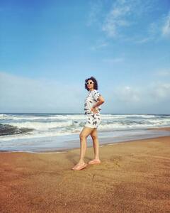 బీచ్ ఒడ్డున చిల్ అవుతోన్న హంసా నందిని